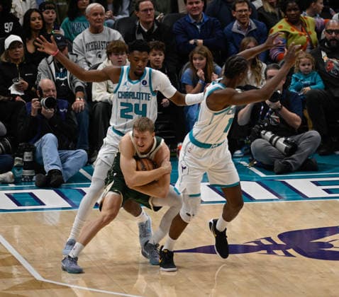 Charlotte Hornets v Milwaukee Bucks - NBA, Basketball Herren, USA CHARLOTTE, USA - DECEMBER 29: Charlotte Hornets Brandon Miller defends against Milwaukee Bucks AJ Green at the Spectrum Center in Charlotte NC, United States on December 29, 2025 Peter Zay Anadolu Charlotte United States. Editorial use only. Please get in touch for any other usage.  Copyright: x2025xAnadoluxPeterxZayx