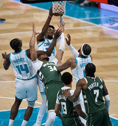 Charlotte Hornets v Milwaukee Bucks - NBA, Basketball Herren, USA CHARLOTTE, USA - DECEMBER 29: Charlotte Hornets defense aginst Milwaukee Bucks Giannis Antetokounmpo at the Spectrum Center in Charlotte NC, United States on December 29, 2025 Peter Zay Anadolu Charlotte United States. Editorial use only. Please get in touch for any other usage.  Copyright: x2025xAnadoluxPeterxZayx