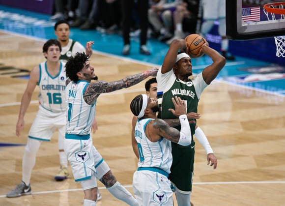 Charlotte Hornets v Milwaukee Bucks - NBA, Basketball Herren, USA CHARLOTTE, USA - DECEMBER 29: Milwaukee Bucks Myles Turner jumps with the ball at the game against the Charlotte Hornets at the Spectrum Center in Charlotte NC, United States on December 29, 2025 Peter Zay Anadolu Charlotte United States. Editorial use only. Please get in touch for any other usage.  Copyright: x2025xAnadoluxPeterxZayx