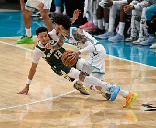 Charlotte Hornets v Milwaukee Bucks - NBA, Basketball Herren, USA CHARLOTTE, USA - DECEMBER 29: Charlotte Hornets LaMelo Ball vs Milwaukee Bucks Ryan Rollins at the Spectrum Center in Charlotte NC, United States on December 29, 2025 Peter Zay Anadolu Charlotte United States. Editorial use only. Please get in touch for any other usage.  Copyright: x2025xAnadoluxPeterxZayx