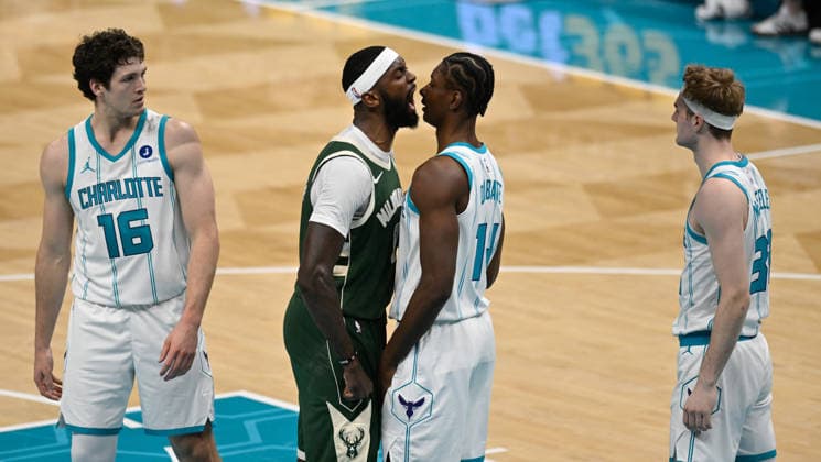 Charlotte Hornets v Milwaukee Bucks - NBA, Basketball Herren, USA CHARLOTTE, USA - DECEMBER 29: Milwaukee Bucks Bobby Portis gestures yelling at Charlotte Hornets Moussa Diabate at the Spectrum Center in Charlotte NC, United States on December 29, 2025 Peter Zay Anadolu Charlotte United States. Editorial use only. Please get in touch for any other usage.  Copyright: x2025xAnadoluxPeterxZayx