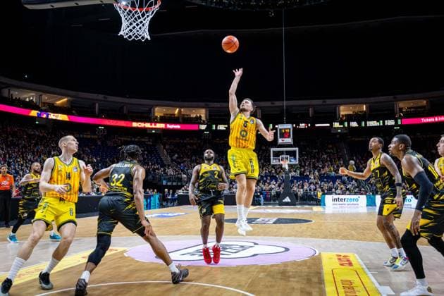 Basketball Berlin 29.12.2025 Saison 2025 2026 EasyCredit BBL 1. Bundesliga Männer, Herren Alba Berlin - MHP RIESEN Ludwigsburg Martin Hermannsson (Alba Berlin, No.15) Tray Buchanan (Ludwigsburg, No.02)