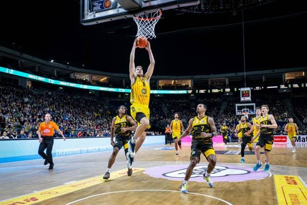 Basketball Berlin 29 12 2025 Season 2025 2026 EasyCredit BBL 1 Bundesliga Men, Men Alba Berlin MHP RIESEN Ludwigsburg Malte Delow Alba Berlin, No 06 Elijah Hughes Ludwigsburg, No 07