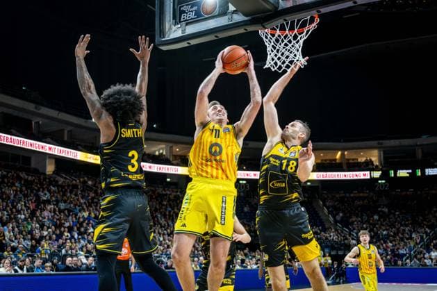 Basketball Berlin 29 12 2025 Season 2025 2026 EasyCredit BBL 1 Bundesliga Men, Men Alba Berlin MHP RIESEN Ludwigsburg Moses Wood Alba Berlin, No 11 Jonas Wohlfarth Bottermann Ludwigsburg, No 18 Stef Smith Ludwigsburg, No 03