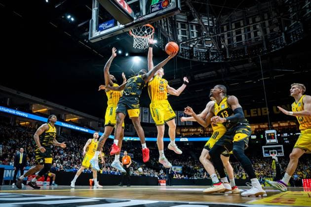 Basketball Berlin 29 12 2025 Season 2025 2026 EasyCredit BBL 1 Bundesliga Men, Men Alba Berlin MHP RIESEN Ludwigsburg Tray Buchanan Ludwigsburg, No 02 Justin Bean Alba Berlin, No 34 J wan Roberts Alba Berlin, No 13