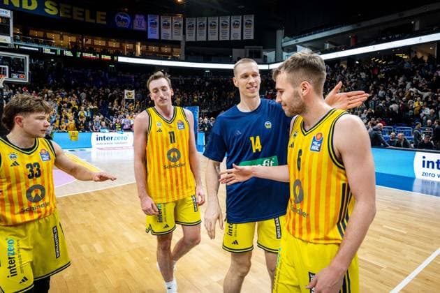 Basketball Berlin 29 12 2025 Season 2025 2026 EasyCredit BBL 1 Bundesliga Men, Men Alba Berlin MHP RIESEN Ludwigsburg Cheers Alba after the win Malte Delow Alba Berlin, No 06 Martynas Echodas Alba Berlin, No 14 Moses Wood Alba Berlin, No 11 Bennet Hundt Alba Berlin, No 33