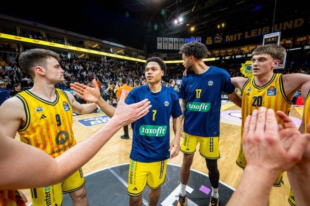 Basketball Berlin 29 12 2025 Season 2025 2026 EasyCredit BBL 1 Bundesliga Men, Men Alba Berlin MHP RIESEN Ludwigsburg Cheering Alba after the victory Malte Delow Alba Berlin, No 06 Jack Kayil Alba Berlin, No 07 Norris Agbakoko Alba Berlin, No 17 Anton Nufer Alba Berlin, No 20