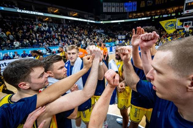 Basketball Berlin 29 12 2025 Season 2025 2026 EasyCredit BBL 1 Bundesliga Men, Men Alba Berlin MHP RIESEN Ludwigsburg Cheers Alba after the victory Jonas Mattisseck Alba Berlin, No 09 Martin Hermannsson Alba Berlin, No 15 Sam Griesel Alba Berlin, No 05 J wan Roberts Alba Berlin, No 13 Martynas Echodas Alba Berlin, No 14 and others