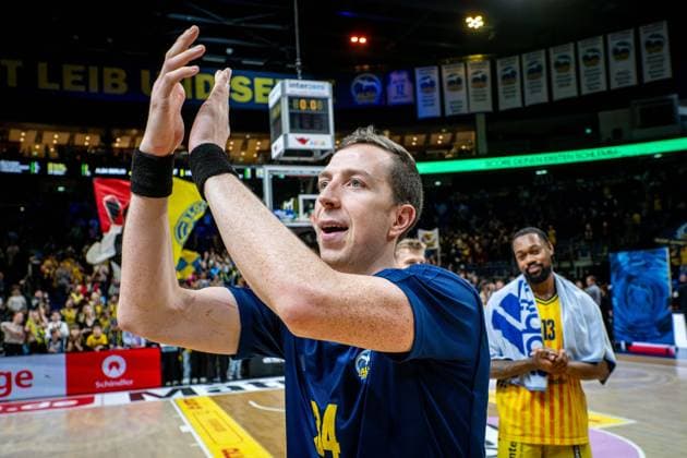 Basketball Berlin 29 12 2025 Season 2025 2026 EasyCredit BBL 1 Bundesliga Men, Men Alba Berlin MHP RIESEN Ludwigsburg Cheers Alba after the victory Justin Bean Alba Berlin, No 34