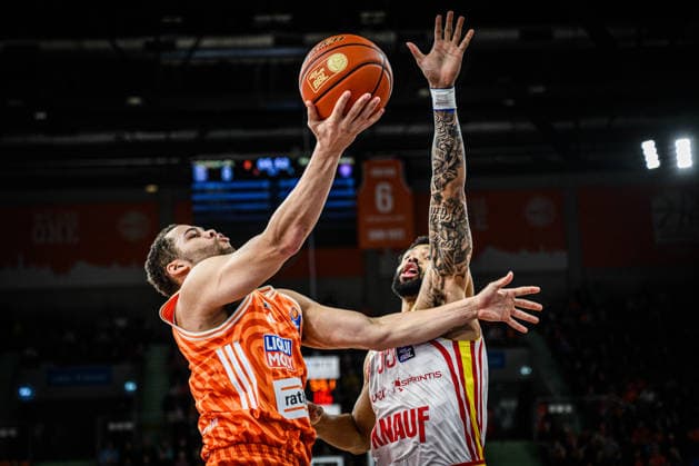 Neu Ulm, Germany, 29 12 25 Christopher Ledlum ratiopharm ulm and David Muenkat Fitness first Wuerzburg Baskets battle for the ball during the Basketball Bundesliga match between ratiopharm ulm vs Fitness first Wuerzburg Baskets at ratiopharm Arena on December 29, 2025 in Neu Ulm, Germany Photo by Harry Langer DeFodi Images ratiopharm Arena, Germany, 29 12 25 Christopher Ledlum ratiopharm ulm and David Muenkat Fitness first Wuerzburg Baskets battle for the ball during the Basketball Bundesliga match between ratiopharm ulm vs Fitness first Wuerzburg Baskets at Neu Ulm on December 29, 2025 in ratiopharm Arena, Germany Photo by Harry Langer DeFodi Images Photo by Harry Langer DeFodi Images