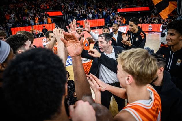 Neu Ulm, Germany, 29 12 25 Head Coach Ty Harrelson ratiopharm ulm and the team at the team circle during the Basketball Bundesliga match between ratiopharm ulm vs Fitness first Wuerzburg Baskets at the ratiopharm Arena on December 29, 2025 in Neu Ulm, Germany Photo by Harry Langer DeFodi Images ratiopharm Arena, Germany, 29 12 25 Head Coach Ty Harrelson ratiopharm ulm and the team at the team circle during the Basketball Bundesliga match between ratiopharm ulm vs Fitness first Wuerzburg Baskets at Neu Ulm on December 29, 2025 in ratiopharm Arena, Germany Photo by Harry Langer DeFodi Images Photo by Harry Langer DeFodi Images