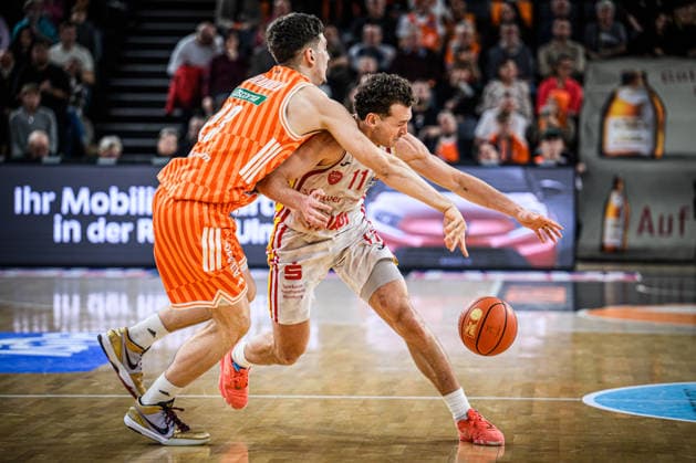 Neu Ulm, Germany, 29 12 25 Diego Garavaglia ratiopharm ulm and Brae Ivey Fitness first Wuerzburg Baskets battle for the ball during the Basketball Bundesliga match between ratiopharm ulm vs Fitness first Wuerzburg Baskets at ratiopharm Arena on December 29, 2025 in Neu Ulm, Germany Photo by Harry Langer DeFodi Images ratiopharm Arena, Germany, 29 12 25 Diego Garavaglia ratiopharm ulm and Brae Ivey Fitness first Wuerzburg Baskets battle for the ball during the Basketball Bundesliga match between ratiopharm ulm vs Fitness first Wuerzburg Baskets at Neu Ulm on December 29, 2025 in ratiopharm Arena, Germany Photo by Harry Langer DeFodi Images Photo by Harry Langer DeFodi Images
