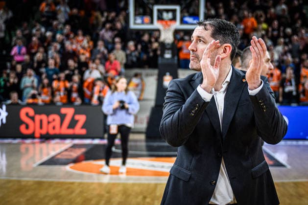 Neu Ulm, Germany, 29 12 25 Head Coach Ty Harrelson ratiopharm ulm gestures, gestures during the Basketball Bundesliga match between ratiopharm ulm vs Fitness first Wuerzburg Baskets at ratiopharm Arena on December 29, 2025 in Neu Ulm, Germany Photo by Harry Langer DeFodi Images ratiopharm Arena, Germany, 29 12 25 Head Coach Ty Harrelson ratiopharm ulm gestures during the Basketball Bundesliga match between ratiopharm ulm vs Fitness first Wuerzburg Baskets at Neu Ulm on December 29, 2025 in ratiopharm Arena, Germany Photo by Harry Langer DeFodi Images Photo by Harry Langer DeFodi Images