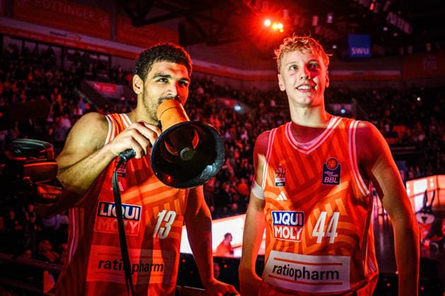 Neu Ulm, Germany, 29 12 25 Mark Smith ratiopharm ulm and Teo Milicic ratiopharm ulm celebrate the victory with the fans during the Basketball Bundesliga match between ratiopharm ulm vs Fitness first Wuerzburg Baskets at ratiopharm Arena on December 29, 2025 in Neu Ulm, Germany Photo by Harry Langer DeFodi Images ratiopharm Arena, Germany, 29 12 25 Mark Smith ratiopharm ulm and Teo Milicic ratiopharm ulm The players celebrate the victory with the fans during the Basketball Bundesliga match between ratiopharm ulm vs Fitness first Wuerzburg Baskets at Neu Ulm on December 29, 2025 in ratiopharm Arena, Germany Photo by Harry Langer DeFodi Images Photo by Harry Langer DeFodi Images