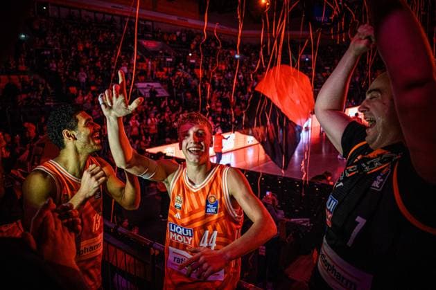 Neu Ulm, Germany, 29 12 25 Mark Smith ratiopharm ulm and Teo Milicic ratiopharm ulm celebrate the victory with the fans during the Basketball Bundesliga match between ratiopharm ulm vs Fitness first Wuerzburg Baskets at ratiopharm Arena on December 29, 2025 in Neu Ulm, Germany Photo by Harry Langer DeFodi Images ratiopharm Arena, Germany, 29 12 25 Mark Smith ratiopharm ulm and Teo Milicic ratiopharm ulm The players celebrate the victory with the fans during the Basketball Bundesliga match between ratiopharm ulm vs Fitness first Wuerzburg Baskets at Neu Ulm on December 29, 2025 in ratiopharm Arena, Germany Photo by Harry Langer DeFodi Images Photo by Harry Langer DeFodi Images