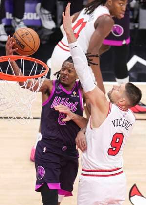 (251230) -- CHICAGO, Dec. 30, 2025 -- Minnesota Timberwolves Bones Hyland (L) goes to the basket against Chicago Bulls Nikola Vucevic during the 2025-2026 NBA, Basketball Herren, USA regular season basketball game between Minnesota Timberwolves and Chicago Bulls in Chicago, the United States, Dec. 29, 2025. (Photo by Xinhua) (SP)U.S.-CHICAGO-BASKETBALL-NBA-TIMBERWOLVES VS BULLS JoelxLerner 