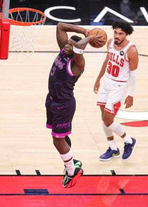 (251230) -- CHICAGO, Dec. 30, 2025 -- Minnesota Timberwolves Anthony Edwards (L) dunks the ball during the 2025-2026 NBA, Basketball Herren, USA regular season basketball game between Minnesota Timberwolves and Chicago Bulls in Chicago, the United States, Dec. 29, 2025. (Photo by Xinhua) (SP)U.S.-CHICAGO-BASKETBALL-NBA-TIMBERWOLVES VS BULLS JoelxLerner 