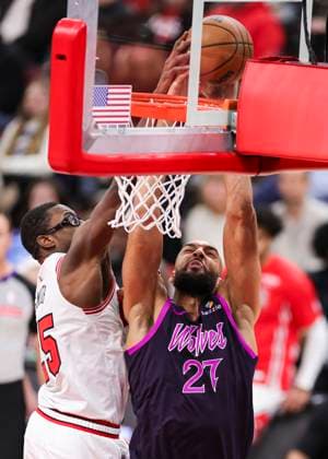 (251230) -- CHICAGO, Dec. 30, 2025 -- Chicago Bulls Jalen Smith (L) blocks the shot of Minnesota Timberwolves Rudy Gobert during the 2025-2026 NBA, Basketball Herren, USA regular season basketball game between Minnesota Timberwolves and Chicago Bulls in Chicago, the United States, Dec. 29, 2025. (Photo by Xinhua) (SP)U.S.-CHICAGO-BASKETBALL-NBA-TIMBERWOLVES VS BULLS JoelxLerner 