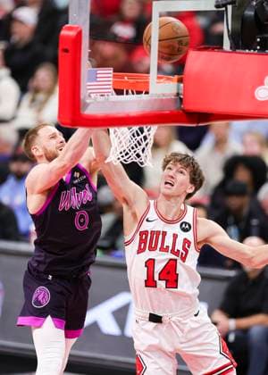 (251230) -- CHICAGO, Dec. 30, 2025 -- Minnesota Timberwolves Donte DiVincenzo (L) and Chicago Bulls Matas Buzelis battle for a rebound during the 2025-2026 NBA, Basketball Herren, USA regular season basketball game between Minnesota Timberwolves and Chicago Bulls in Chicago, the United States, Dec. 29, 2025. (Photo by Xinhua) (SP)U.S.-CHICAGO-BASKETBALL-NBA-TIMBERWOLVES VS BULLS JoelxLerner 