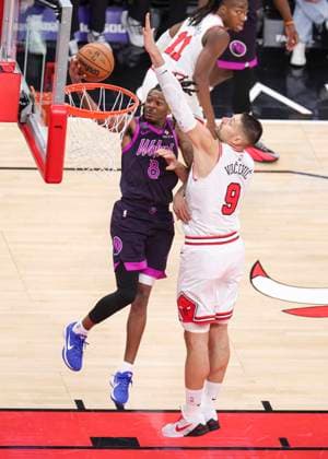 (251230) -- CHICAGO, Dec. 30, 2025 -- Minnesota Timberwolves Bones Hyland (L) goes to the basket against Chicago Bulls Nikola Vucevic during the 2025-2026 NBA, Basketball Herren, USA regular season basketball game between Minnesota Timberwolves and Chicago Bulls in Chicago, the United States, Dec. 29, 2025. (Photo by Xinhua) (SP)U.S.-CHICAGO-BASKETBALL-NBA-TIMBERWOLVES VS BULLS JoelxLerner 