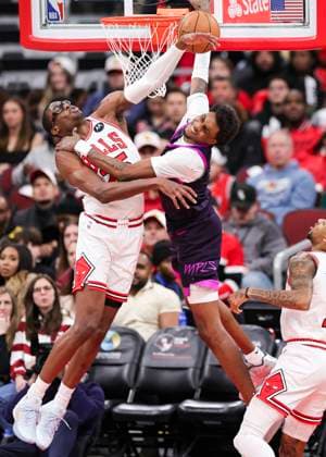 (251230) -- CHICAGO, Dec. 30, 2025 -- Chicago Bulls Jalen Smith (L) blocks the shot of Minnesota Timberwolves Jaden McDaniels during the 2025-2026 NBA, Basketball Herren, USA regular season basketball game between Minnesota Timberwolves and Chicago Bulls in Chicago, the United States, Dec. 29, 2025. (Photo by Xinhua) (SP)U.S.-CHICAGO-BASKETBALL-NBA-TIMBERWOLVES VS BULLS JoelxLerner 