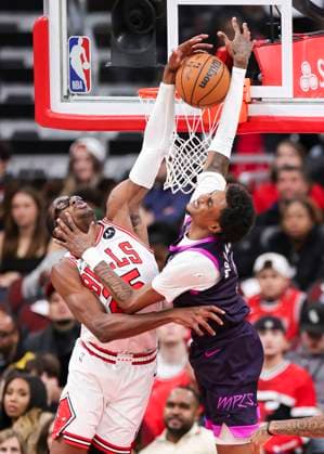 (251230) -- CHICAGO, Dec. 30, 2025 -- Chicago Bulls Jalen Smith (L) blocks the shot of Minnesota Timberwolves Jaden McDaniels during the 2025-2026 NBA, Basketball Herren, USA regular season basketball game between Minnesota Timberwolves and Chicago Bulls in Chicago, the United States, Dec. 29, 2025. (Photo by Xinhua) (SP)U.S.-CHICAGO-BASKETBALL-NBA-TIMBERWOLVES VS BULLS JoelxLerner 