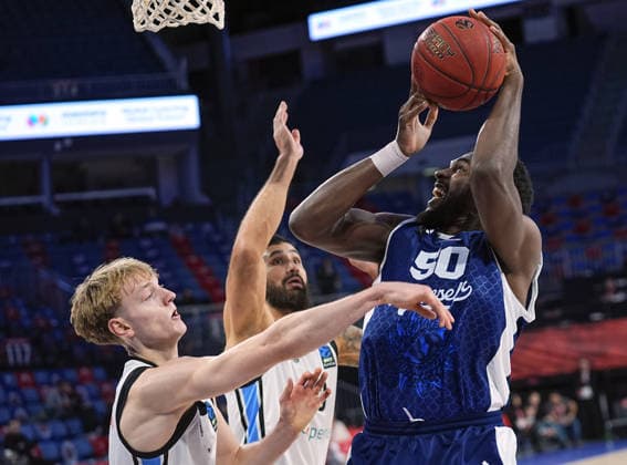 Bahcesehir Koleji v Veolia Towers - EuroCup Basketball ISTANBUL, TURKIYE - DECEMBER 30: Trevion Williams (50) of Bahcesehir Koleji in action against Martin Breunig (C) of Veolia Towers during EuroCup Basketball week 12 match between Bahcesehir Koleji and Veolia Towers at Sinan Erdem Dome in Istanbul, Turkiye on December 30, 2025. Esra Bilgin Anadolu Istanbul Turkey. Editorial use only. Please get in touch for any other usage.  Copyright: x2025xAnadoluxEsraxBilginx