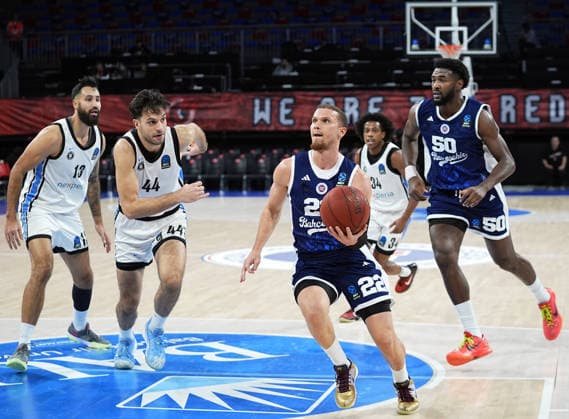 Bahcesehir Koleji v Veolia Towers - EuroCup Basketball ISTANBUL, TURKIYE - DECEMBER 30: Malachi Flynn (22) of Bahcesehir Koleji in action against Benedikt Turudic (44) of Veolia Towers during EuroCup Basketball week 12 match between Bahcesehir Koleji and Veolia Towers at Sinan Erdem Dome in Istanbul, Turkiye on December 30, 2025. Esra Bilgin Anadolu Istanbul Turkey. Editorial use only. Please get in touch for any other usage.  Copyright: x2025xAnadoluxEsraxBilginx