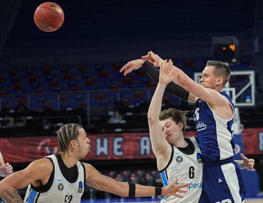 Bahcesehir Koleji v Veolia Towers - EuroCup Basketball ISTANBUL, TURKIYE - DECEMBER 30: Mateusz Ponitka (R) of Bahcesehir Koleji in action against Janne Mueller (6) of Veolia Towers during EuroCup Basketball week 12 match between Bahcesehir Koleji and Veolia Towers at Sinan Erdem Dome in Istanbul, Turkiye on December 30, 2025. Esra Bilgin Anadolu Istanbul Turkey. Editorial use only. Please get in touch for any other usage.  Copyright: x2025xAnadoluxEsraxBilginx