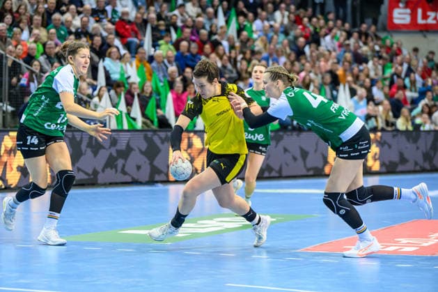Handball Women 1 Bundesliga HBF Season 2025 2026 10 Matchday VfL Oldenburg vs Borussia Dortmund 30 12 2025 Alina Grijseels 4, Borussia Dortmund in duel with Lisa Marie Fragge 44, VfL Oldenburg