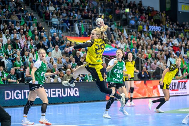 Handball Women 1 Bundesliga HBF Season 2025 2026 10 Matchday VfL Oldenburg vs Borussia Dortmund 30 12 2025 Emma Olsson 29, Borussia Dortmund in jump, throw, action