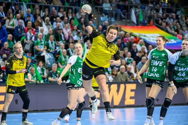Handball Frauen 1. Bundesliga HBF Saison 2025 2026 10. Spieltag VfL Oldenburg vs. Borussia Dortmund 30.12.2025 Alina Grijseels (4, Borussia Dortmund) im Sprung, beim Wurf *** Handball Women 1 Bundesliga HBF Season 2025 2026 10 Matchday VfL Oldenburg vs Borussia Dortmund 30 12 2025 Alina Grijseels 4, Borussia Dortmund jumping, throwing