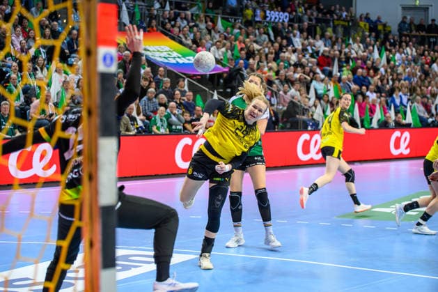 Handball Women 1 Bundesliga HBF Season 2025 2026 10 Matchday VfL Oldenburg vs Borussia Dortmund 30 12 2025 Emma Olsson 29, Borussia Dortmund in jump, throw, action
