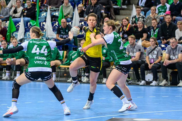 Handball Women 1 Bundesliga HBF Season 2025 2026 10 Matchday VfL Oldenburg vs Borussia Dortmund 30 12 2025 Alina Grijseels 4, Borussia Dortmund in duel, duel with Paulina Golla 29, VfL Oldenburg
