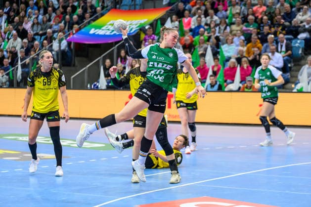 Handball Women 1 Bundesliga HBF Season 2025 2026 10 Matchday VfL Oldenburg vs Borussia Dortmund 30 12 2025 Ariane Pfundstein 20, VfL Oldenburg in jump, throw