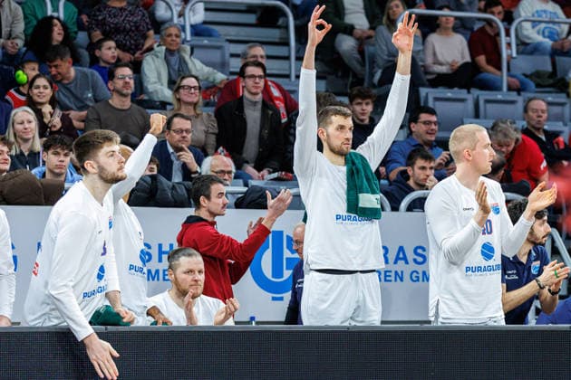 Team, squad, cheers, jubilation, positive emotions, positive emotion, BMA365 Bamberg Baskets vs SYNTAINICS MBC, Basketball, easyCredit BBL, Matchday 13, 30 12 2025 BMA365 Bamberg Baskets vs SYNTAINICS MBC, Basketball, easyCredit BBL, Matchday 13, 30 12 2025 Bamberg Copyright: xEibner-Pressefoto G.xSantemizx EP_EER