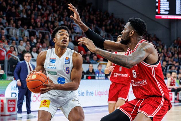 Marcus Foster SYNTAINICS MBC, 05 , Ejiofor Onu BMA365 Bamberg Baskets, 35 , BMA365 Bamberg Baskets vs SYNTAINICS MBC, Basketball, easyCredit BBL, Matchday 13, 30 12 2025 BMA365 Bamberg Baskets vs SYNTAINICS MBC, Basketball, easyCredit BBL, Matchday 13, 30 12 2025 Bamberg Copyright: xEibner-Pressefoto G.xSantemizx EP_EER