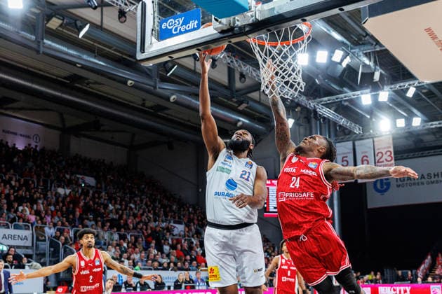 RJ Gunn SYNTAINICS MBC, 21 , Cobe Williams BMA365 Bamberg Baskets, 24 , BMA365 Bamberg Baskets vs SYNTAINICS MBC, Basketball, easyCredit BBL, Matchday 13, 30 12 2025 BMA365 Bamberg Baskets vs SYNTAINICS MBC, Basketball, easyCredit BBL, Matchday 13, 30 12 2025 Bamberg Copyright: xEibner-Pressefoto G.xSantemizx EP_EER