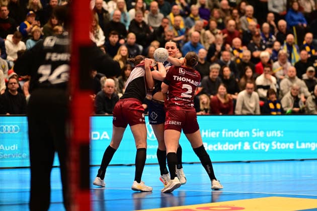 Handball I Women I Season 2025 2026 I 1 HBF I 10 Matchday I Buxtehuder SV HSG Bensheim Auerbach I 30 12 2025 Lena Sophia Degenhardt 8, HSG Bensheim Auerbach Maj Nielsen 5, Buxtehuder Sportverein Mareike Thomaier 2, HSG Bensheim Auerbach Buxtehude Halle Nord Niedersachsen Germany Copyright: xLobeca FelixxSchlikisx
