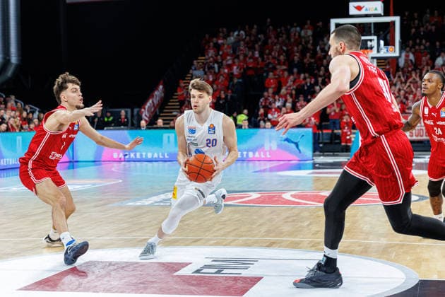 Zachary Ensminger BMA365 Bamberg Baskets, 01 , Perttu Blomgren SYNTAINICS MBC, 20 , Daniel Keppeler BMA365 Bamberg Baskets, 31 , BMA365 Bamberg Baskets vs SYNTAINICS MBC, Basketball, easyCredit BBL, Matchday 13, 30 12 2025 BMA365 Bamberg Baskets vs SYNTAINICS MBC, Basketball, easyCredit BBL, Matchday 13, 30 12 2025 Bamberg Copyright: xEibner-Pressefoto G.xSantemizx EP_EER