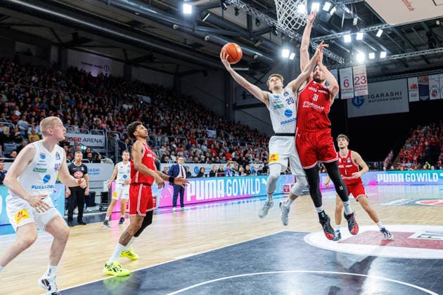 Perttu Blomgren SYNTAINICS MBC, 20 , Daniel Keppeler BMA365 Bamberg Baskets, 31 , BMA365 Bamberg Baskets vs SYNTAINICS MBC, Basketball, easyCredit BBL, Matchday 13, 30 12 2025 BMA365 Bamberg Baskets vs SYNTAINICS MBC, Basketball, easyCredit BBL, Matchday 13, 30 12 2025 Bamberg Copyright: xEibner-Pressefoto G.xSantemizx EP_EER