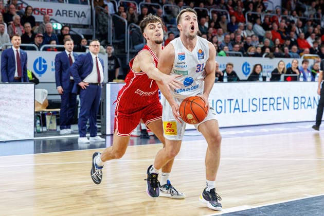 Zachary Ensminger BMA365 Bamberg Baskets, 01 , Spencer Reaves SYNTAINICS MBC, 31 , BMA365 Bamberg Baskets vs SYNTAINICS MBC, Basketball, easyCredit BBL, Matchday 13, 30 12 2025 BMA365 Bamberg Baskets vs SYNTAINICS MBC, Basketball, easyCredit BBL, Matchday 13, 30 12 2025 Bamberg Copyright: xEibner-Pressefoto G.xSantemizx EP_EER