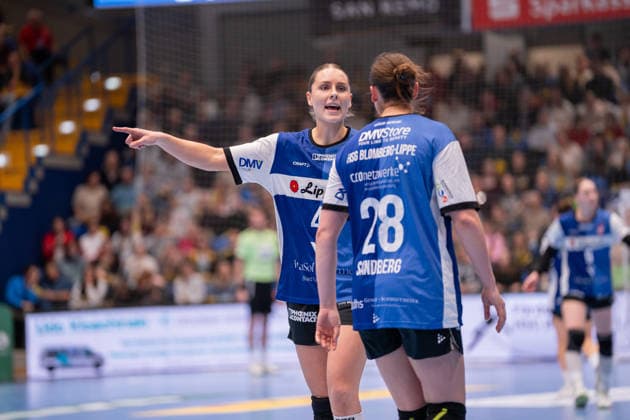 HSG Blomberg Lippe GER vs SV Union Halle Neustadt GER , Handball, 1 Handball Bundesliga Women, 10 Matchday, 30 12 2025, Season 2025 2026, Lemgo Andrea Jacobsen HSG Blomberg Lippe, 04 discussed with Malin Sandberg HSG Blomberg Lippe, 28 Lemgo Phoenix Contact Arena Germany