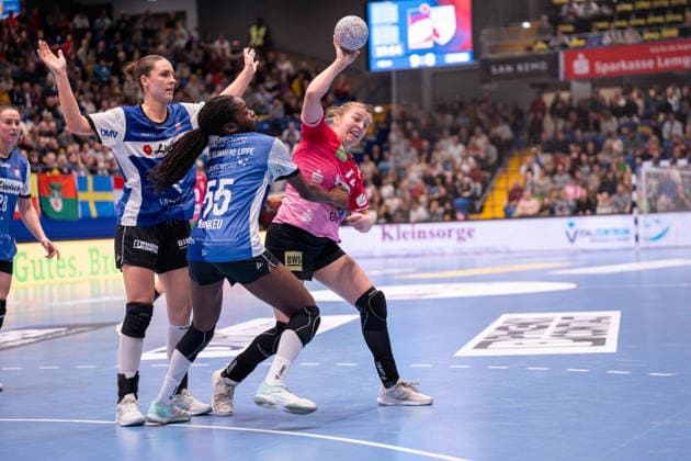 HSG Blomberg Lippe GER vs SV Union Halle Neustadt GER , Handball, 1 Handball Bundesliga Women, 10 Matchday, 30 12 2025, Season 2025 2026, Lemgo Tina Wagenlader SV Union Halle Neustadt, 14 in duel with Farrelle Njinkeu HSG Blomberg Lippe, 55 Lemgo Phoenix Contact Arena Germany