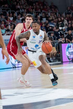 Bamberg, Germany December 30, 2025 1 BBL 2025 2026 BMA365 Bamberg Baskets vs Syntainics MBC In the picture from left Richard Balint Bamberg vs Charles Callison MBC Weißenfels Brose Arena Bayern Copyright: xFotostandx xSchmittx