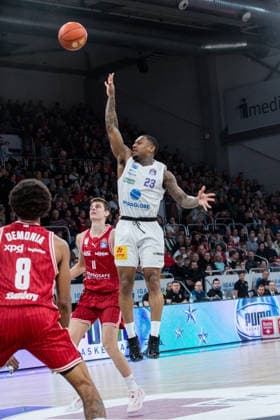 Bamberg, Germany December 30, 2025 1 BBL 2025 2026 BMA365 Bamberg Baskets vs Syntainics MBC In the picture from left Richard Balint Bamberg vs Charles Callison MBC Weißenfels Brose Arena Bayern Copyright: xFotostandx xSchmittx