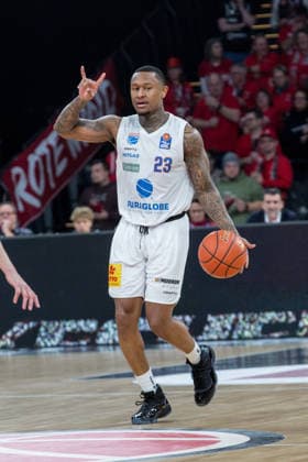 Bamberg, Germany 30 December 2025 1 BBL 2025 2026 BMA365 Bamberg Baskets vs Syntainics MBC In the picture Charles Callison MBC Weißenfels shows the game system with his hands Brose Arena Bayern Copyright: xFotostandx xSchmittx
