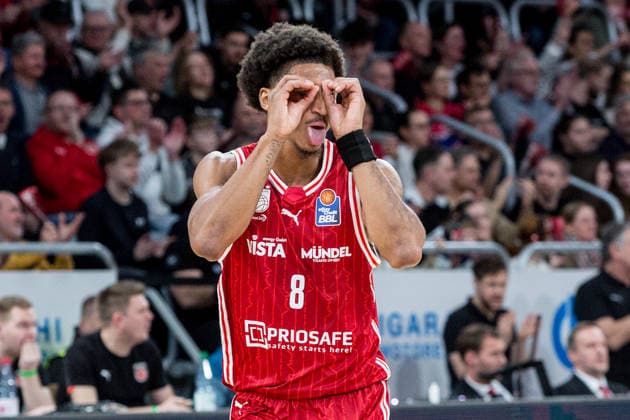 Bamberg, Germany December 30, 2025 1 BBL 2025 2026 BMA365 Bamberg Baskets vs Syntainics MBC In the picture Demarcus Demonia Bamberg gestures with his hands while wearing glasses and sticks out his tongue to the spectators after a successful attack Brose Arena Bayern Copyright: xFotostandx xSchmittx