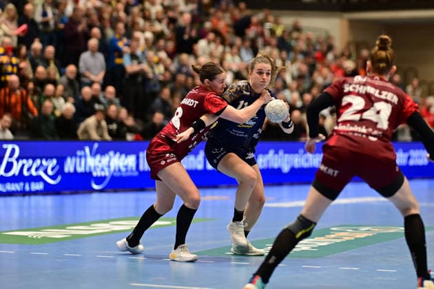 Lena Sophia Degenhardt 8, HSG Bensheim Auerbach Isabelle Dölle 11, Buxtehuder Sportverein Buxtehuder SV HSG Bensheim Auerbach, Handball, Women, 1 Bundesliga, Matchday 10, 30 12 2025 Buxtehuder SV HSG Bensheim Auerbach, Handball, Women, 1 Bundesliga, Matchday 10, 30 12 2025 Buxtehude Copyright: xEibner-Pressefoto FelixxSchlikisx EP_SLK