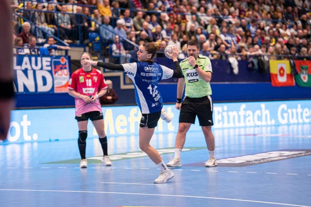 HSG Blomberg Lippe GER vs SV Union Halle Neustadt GER , Handball, 1 Handball Bundesliga Women, 10 Matchday, 30 12 2025, Season 2025 2026, Lemgo Ona Vegue HSG Blomberg Lippe, 14 on a 7 meter throw Lemgo Phoenix Contact Arena Germany